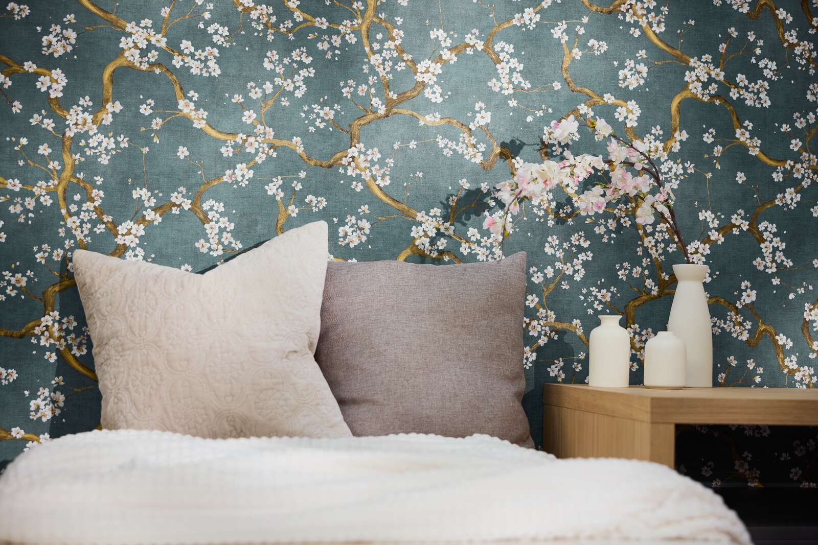 Elegante Vliestapete mit Kirschblütenmotiv, feiner Struktur – Blau, Gold, Creme