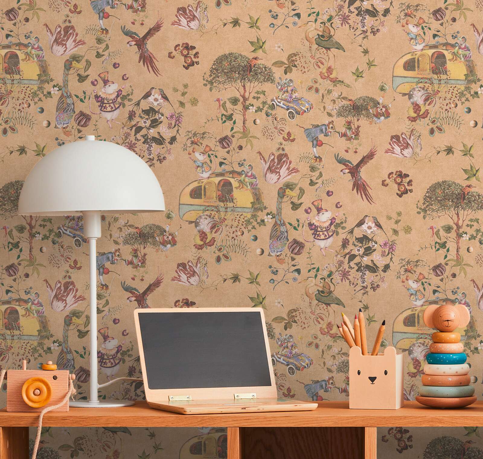 Kinderzimmer Vliestapete mit fantasievollen Waldtier-Illustrationen – Beige, Orange