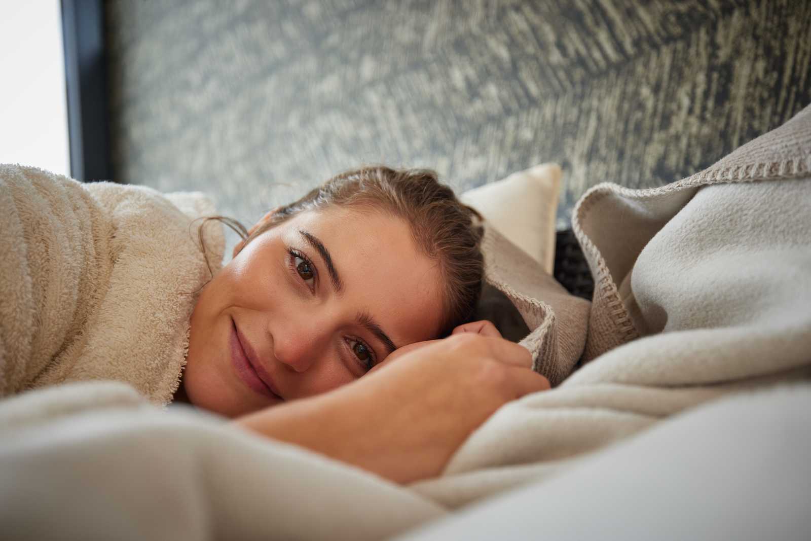             Ethno Tapete mit meliertem Streifenmuster – Grau, Metallic, Schwarz
        