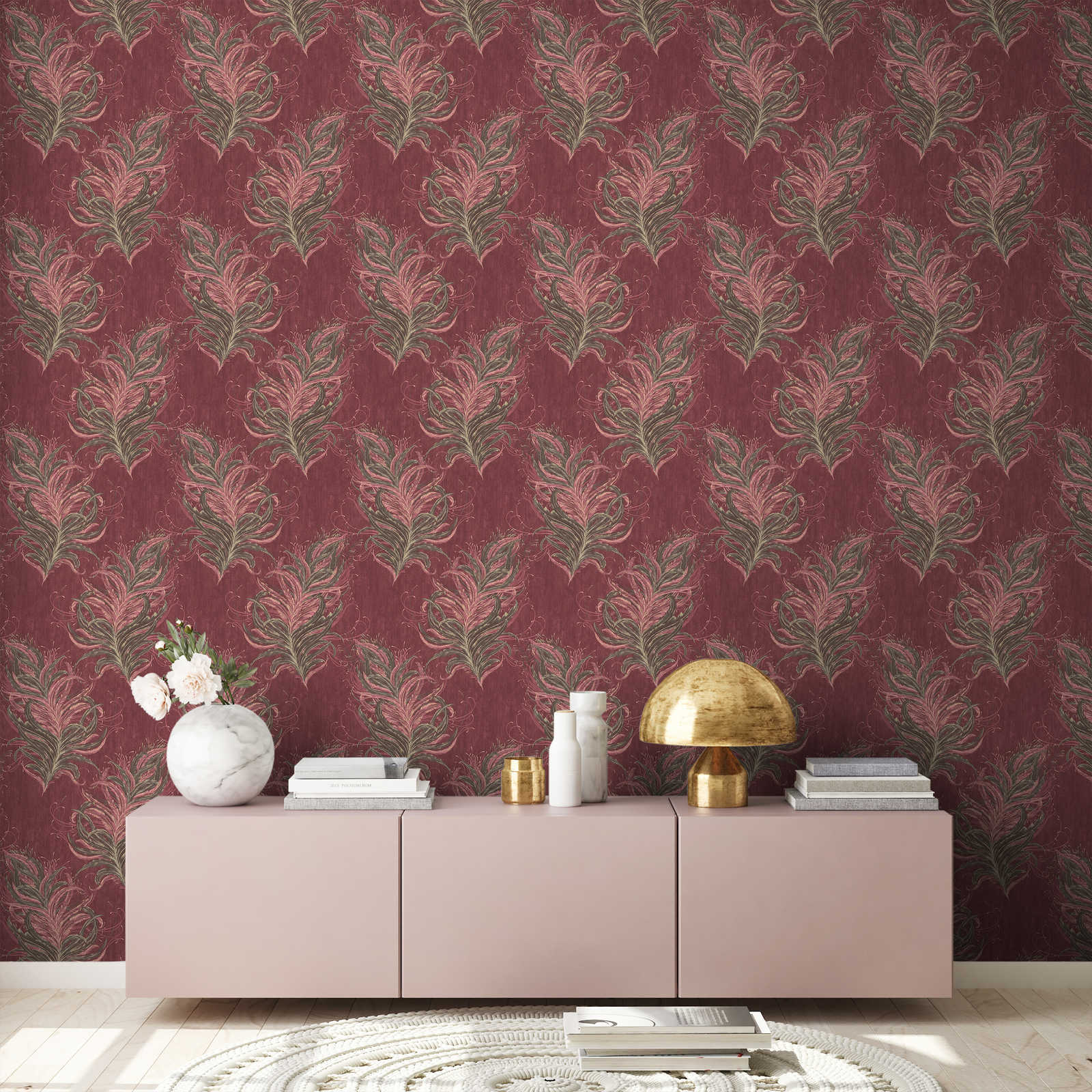            Rote Tapete mit Federn, Gold Design & Struktureffekt
        