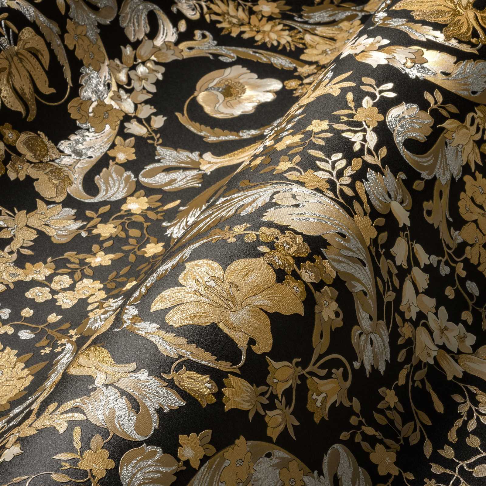             Schwarze VERSACE Tapete mit floralem Gold-Ornament
        