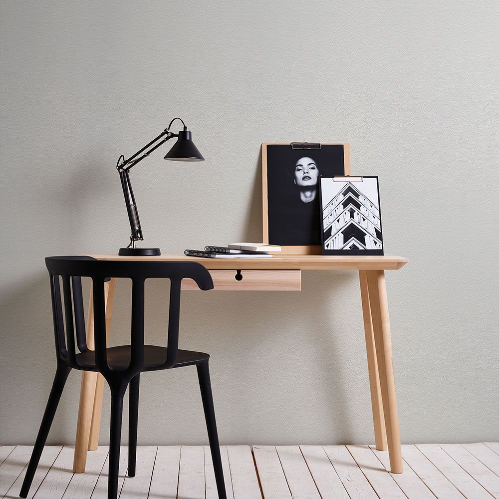  Woodchip wallpaper behind desk