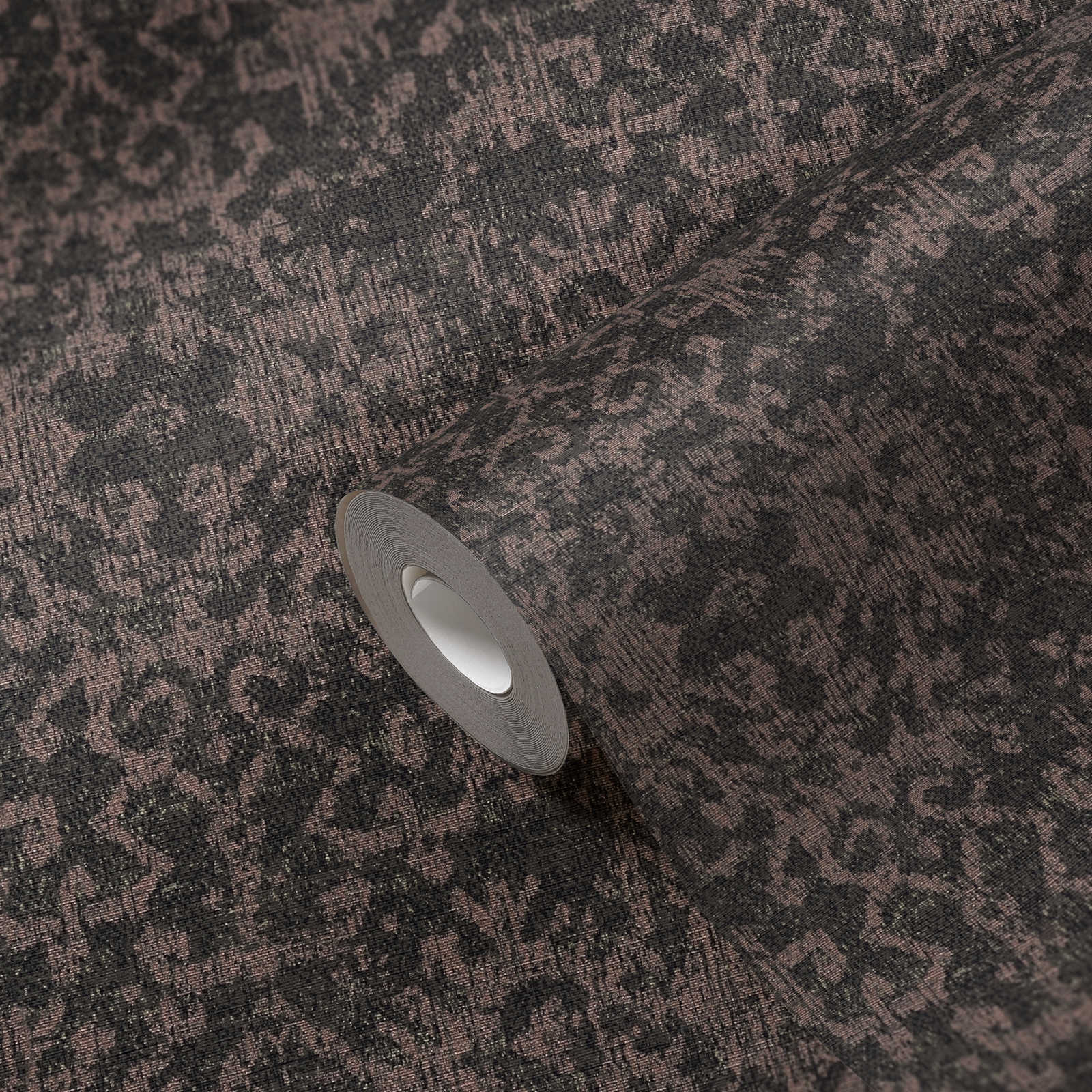             Schwarze Tapete mit Textiloptik und Teppich-Design
        