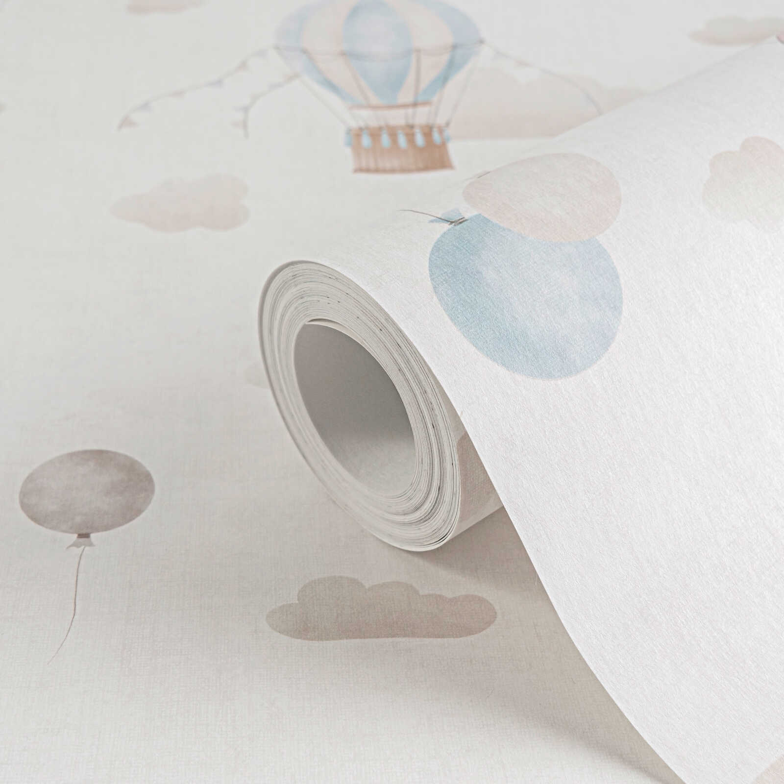             Kinderzimmer Vliestapete mit Heißluftballons und Wolken – Verspieltes Design für kleine Entdecker – Blau, Creme, Rosa
        