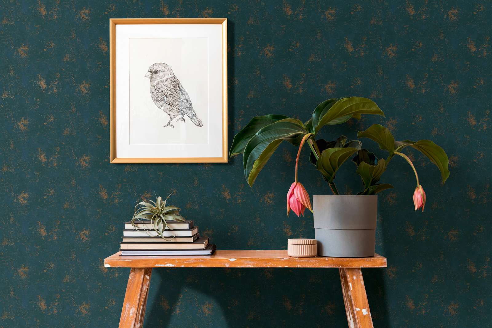             Blaue Tapete mit goldenem Metallic Akzent und Strukturdetails
        