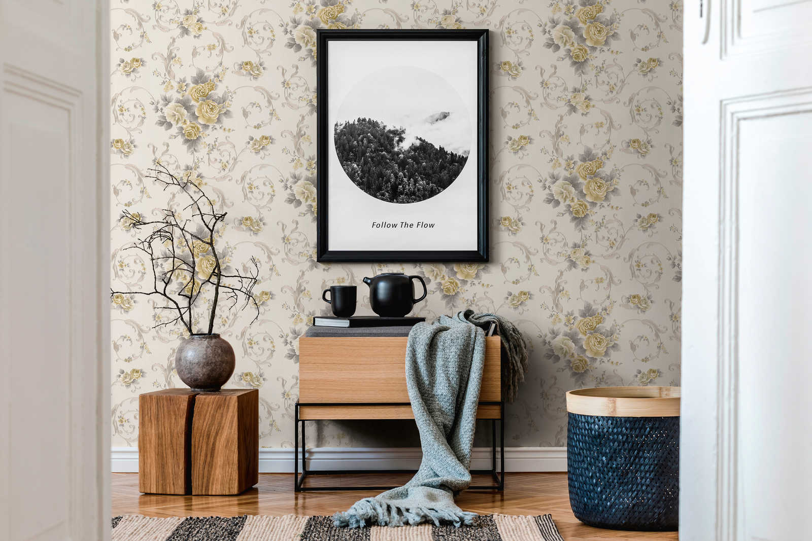 Rosenblüten-Tapete mit Metallic-Effekt im Landhausstil – Grau, Gold, Weiß