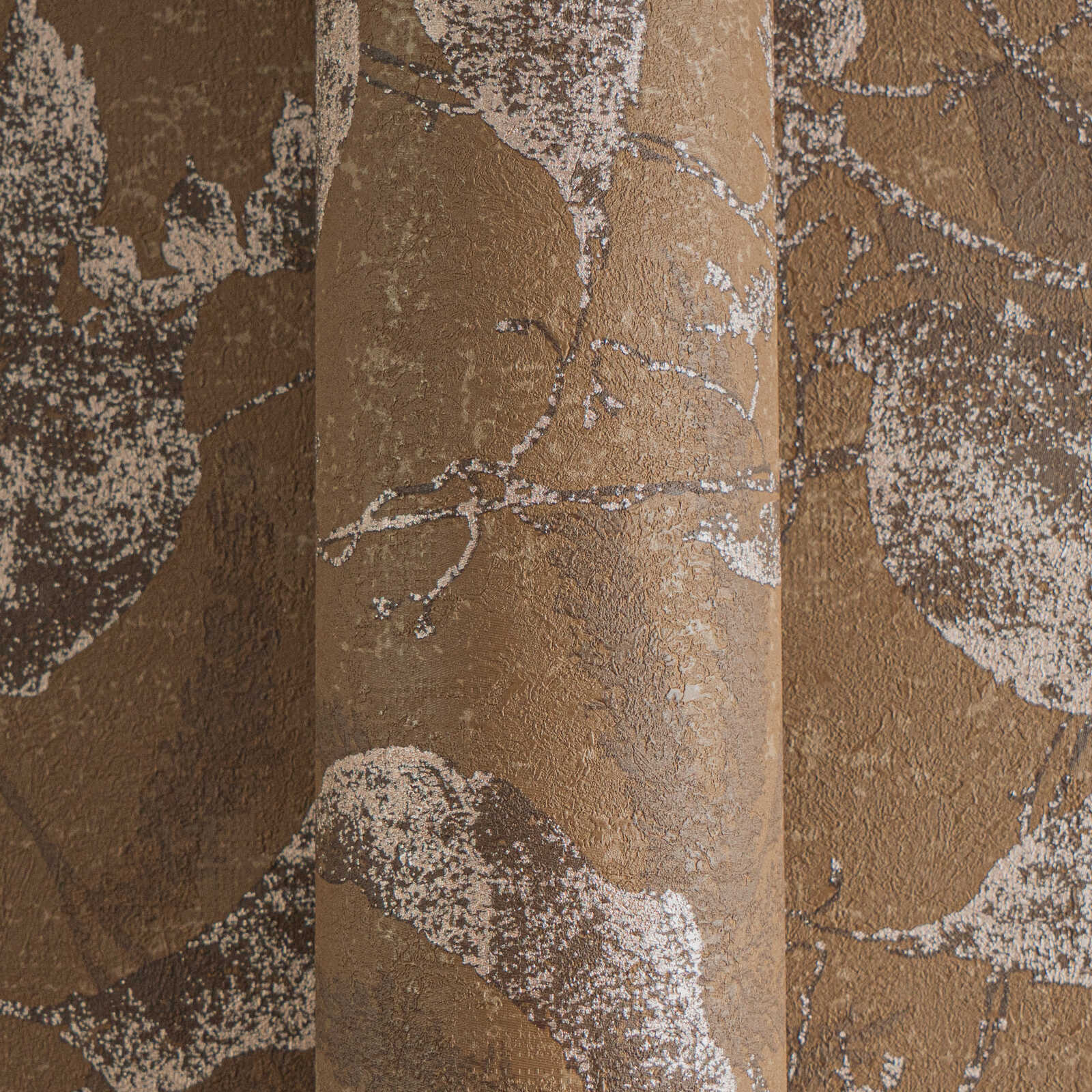 Elegante Vliestapete mit Blättermuster im Vintage-Stil – Braun, Metallic