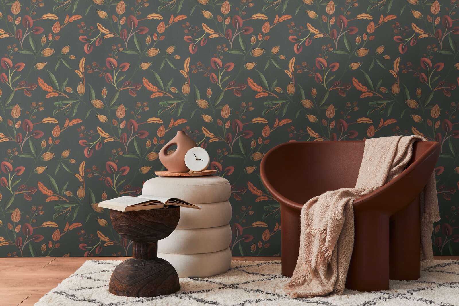             Ausdrucksstarke Vliestapete mit floralem Muster und lebendigen Blattdetails im Vintage-Stil, fein strukturiert – Schwarz, Bunt
        