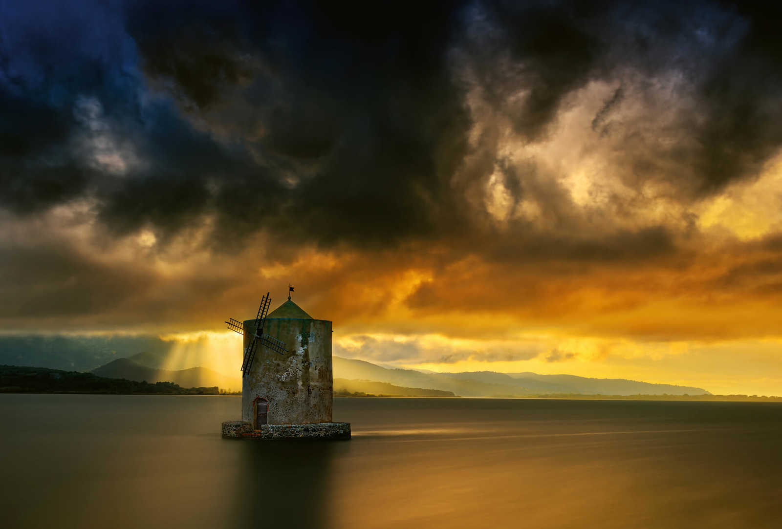         Fototapete alte Windmühle im Wasser – Gelb, Braun
    