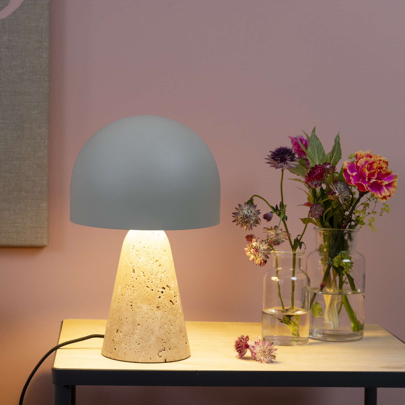             Retro-style table lamp with natural stone base and hemispherical shade - Timeless design for stylish accents 20cm diameter x 31.5cm height - Beige
        
