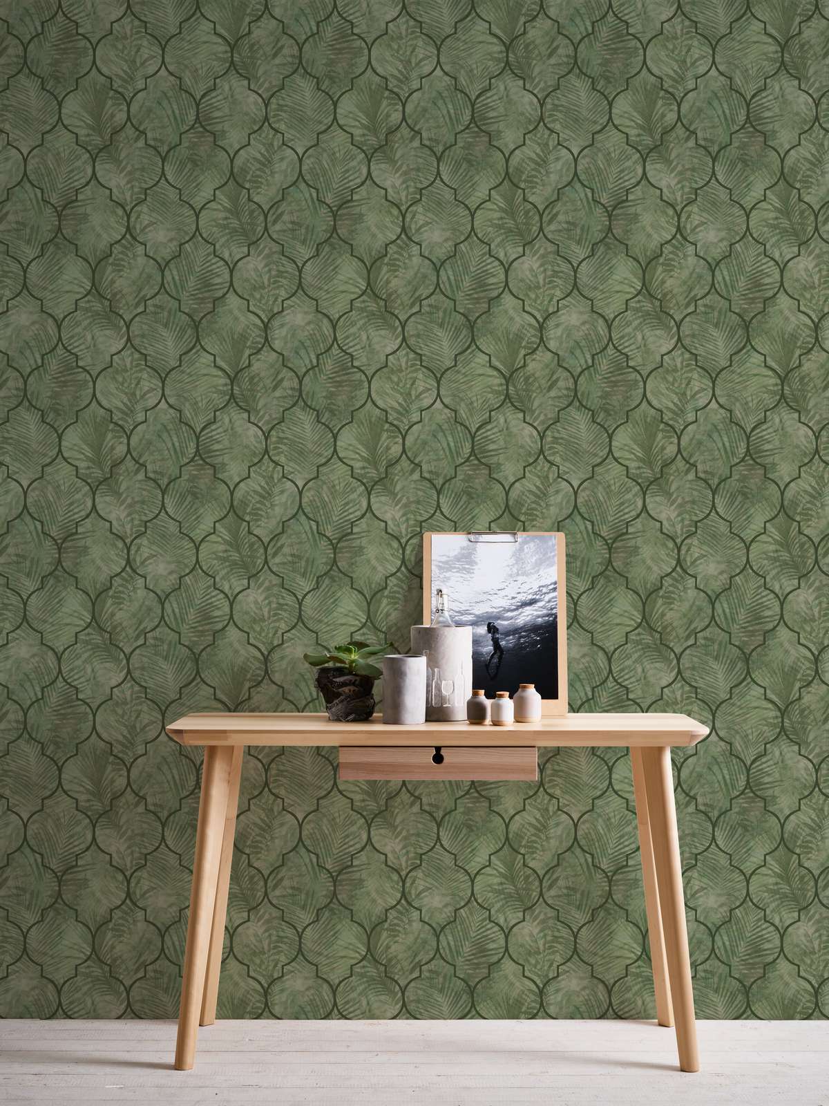             Vliestapete mit Blättermuster auf Fliesenoptik – Grün
        