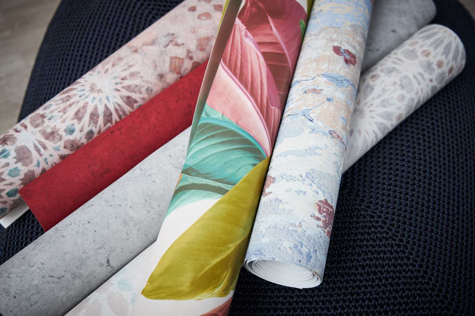             Bunte Vliestapete mit rustikalem Mosaikmuster – Braun, Grau, Orange
        