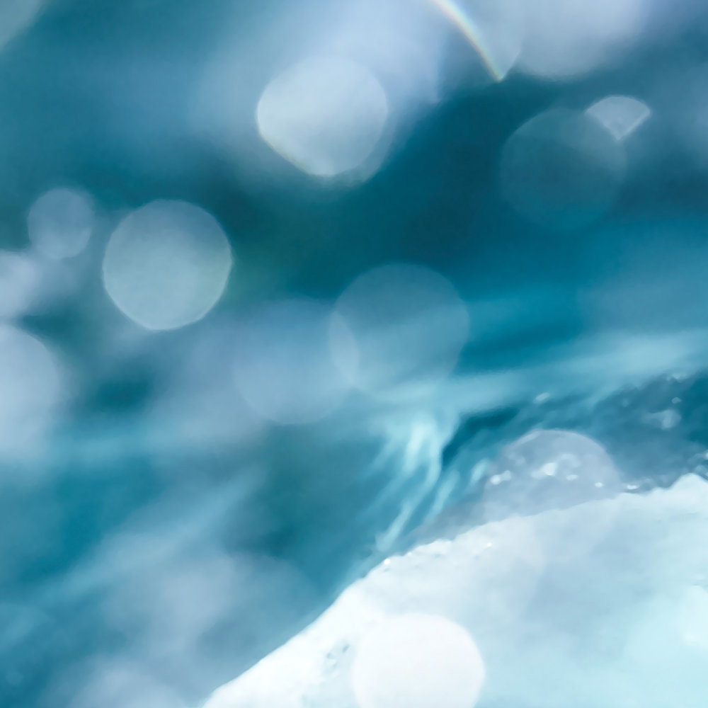 Polarisierter abstrakter, Blautöne, Wassertextur, Bokeh-Kreise, Eisrand