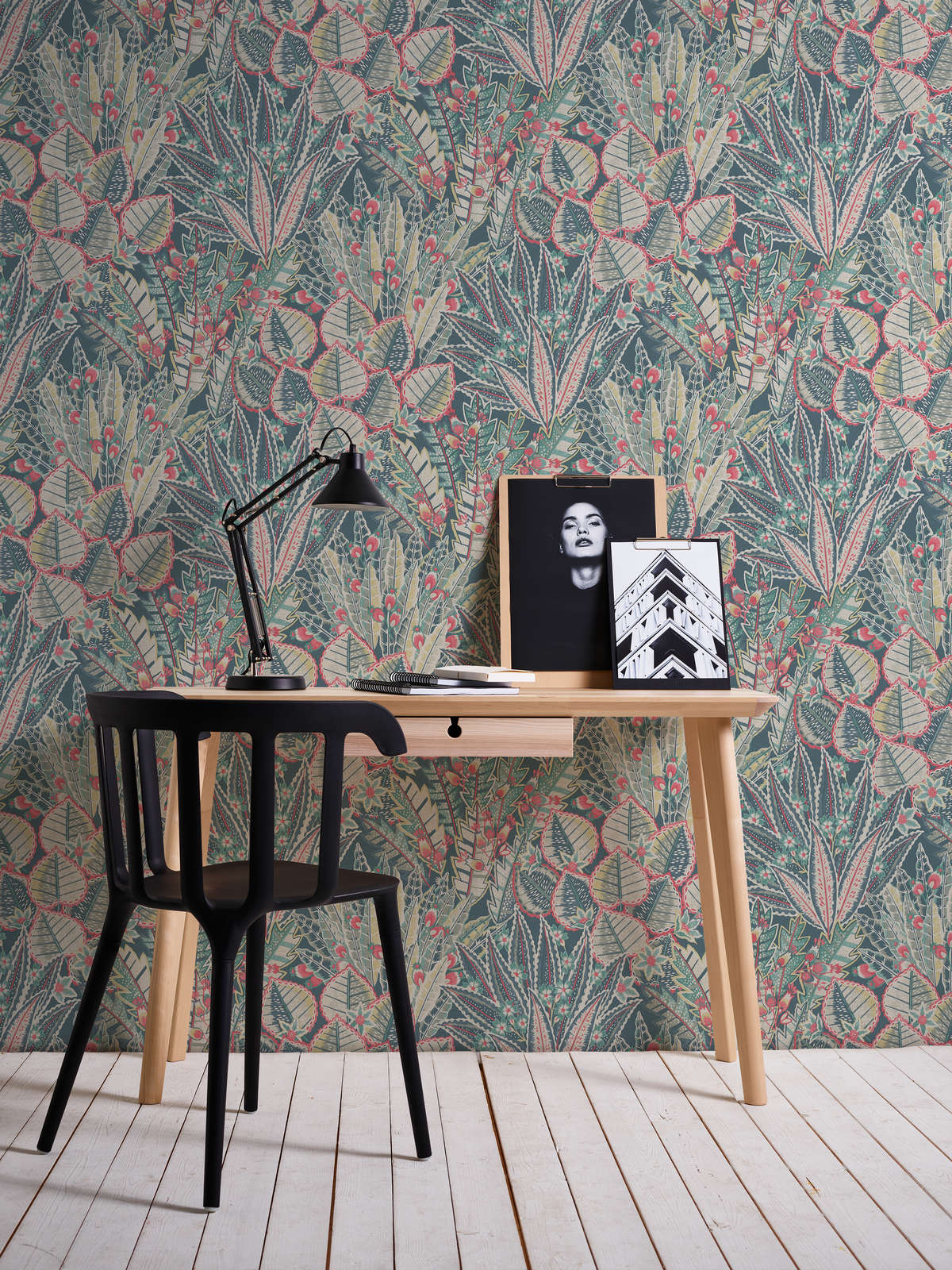             Vliestapete mit Blattbemusterung in Dschungeloptik – Blau, Grün, Rot
        