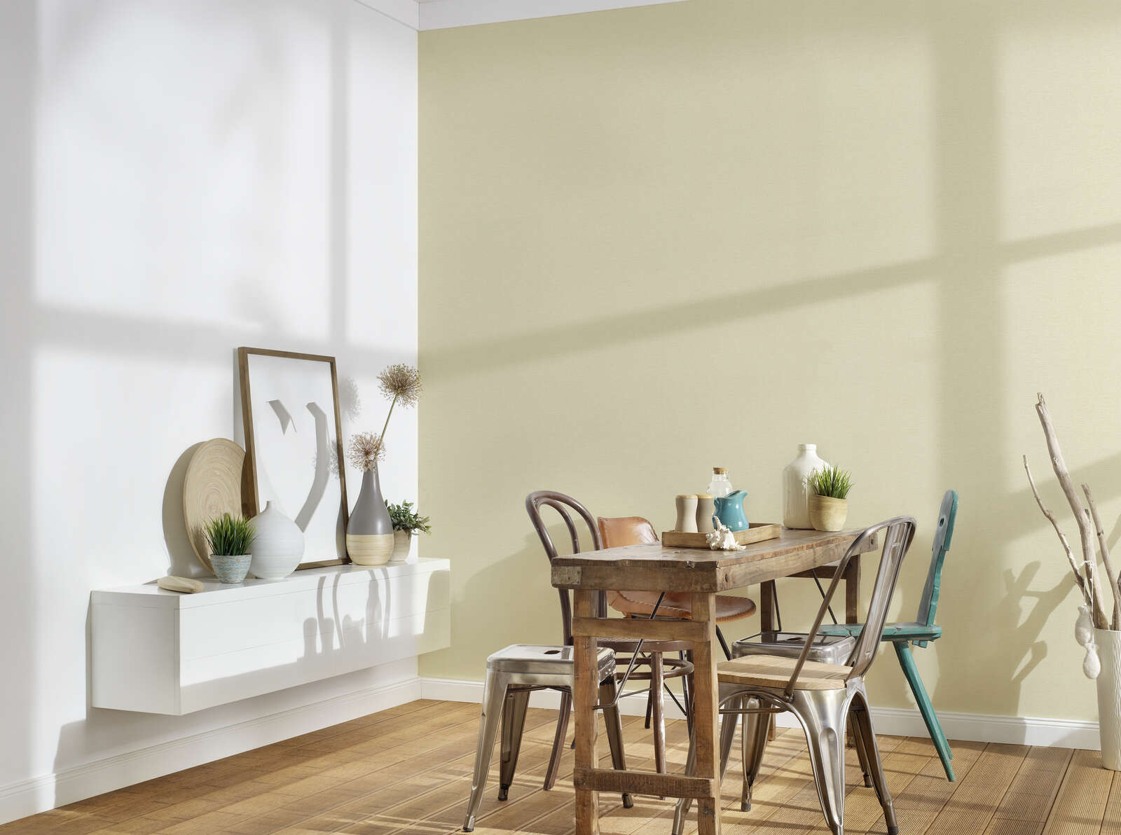 Esstisch, Metallstühle, Holztisch, Dekorvitrine, neutrale Wand