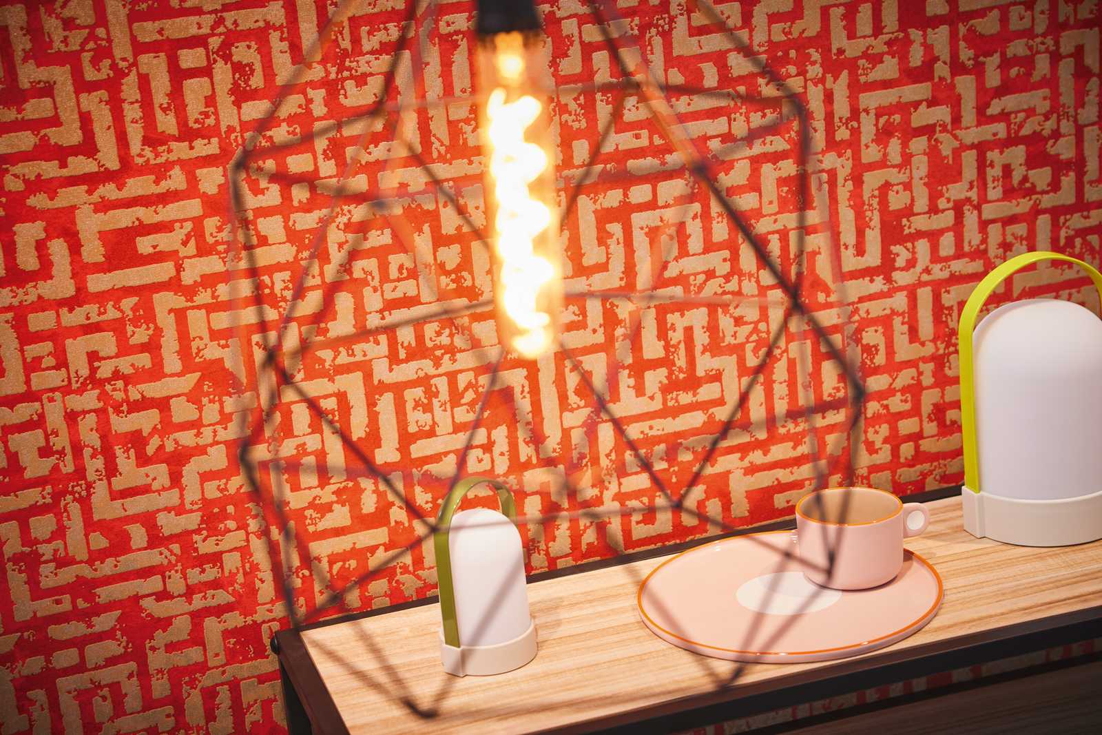             Tapete Rot-Gold mit Grafikmuster & Used Optik – Rot, Metallic
        